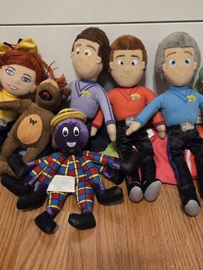 The Wiggles Plush Set Lot With Bonus Wall Backdrop
